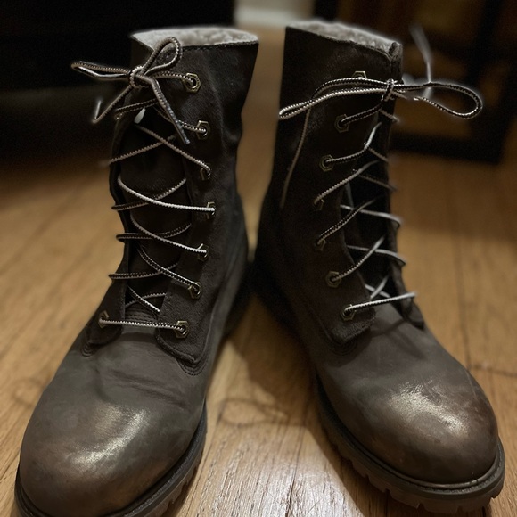 Unique Timberland boots. Size 8.5. Gray with distressed gold toe. Sueded sides - Picture 3 of 12